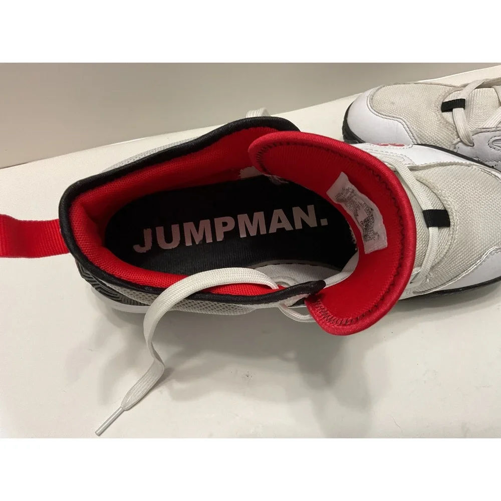 Jordan Max Aura 5 Mens White University Red Black Sneakers DQ8401-106 Size 8.5